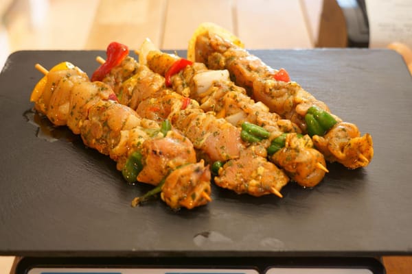 Brochetas de pollo con verduras